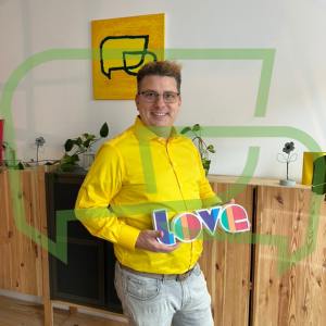 Holger Niggemann mit dem Schild LOVE in den Händen